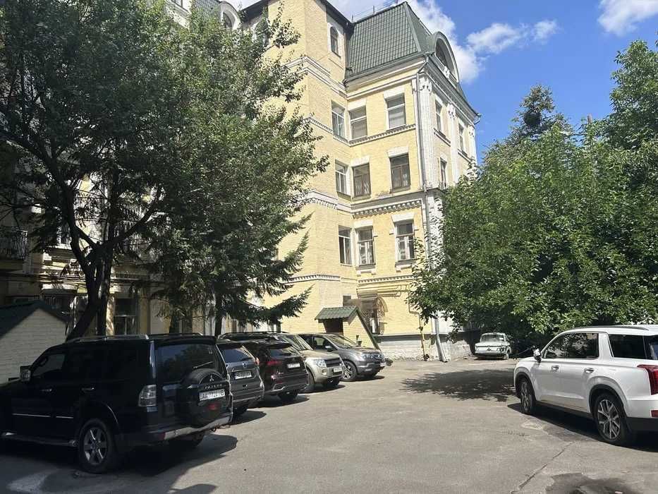 Пропонується до продажу чудова квартира в історичній частині міста поруч з Пейзажною алеєю!.