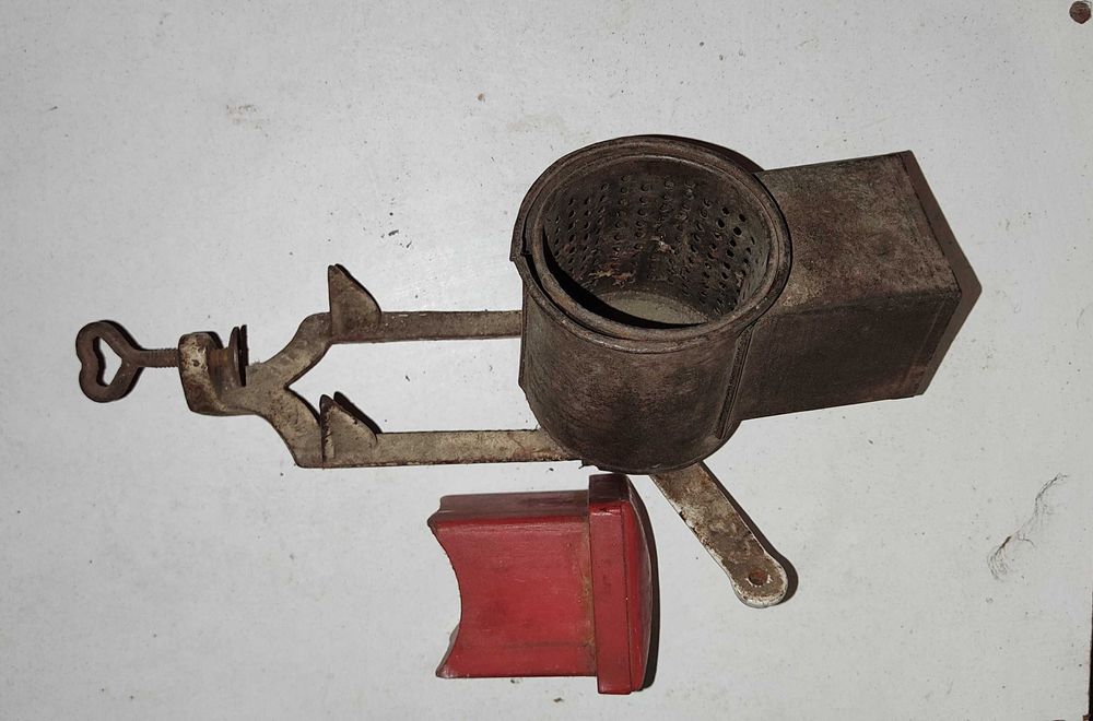 Peças e ferramentas antigas