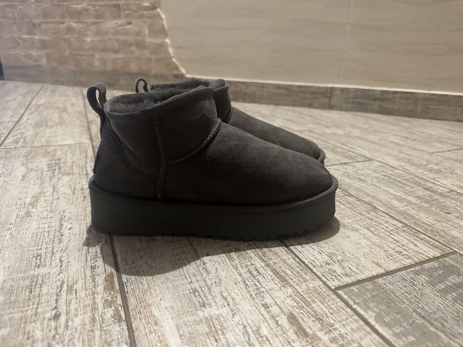 Ugg сірого кольору