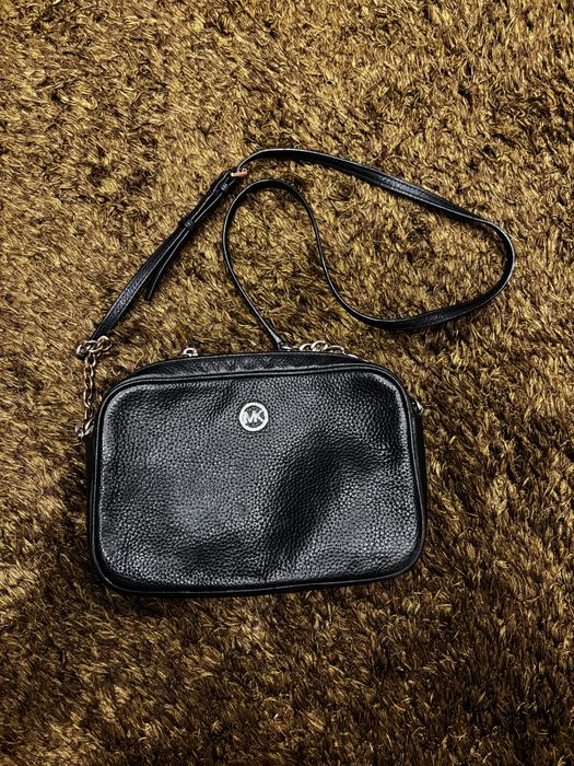 Mala michael kors preta tira colo