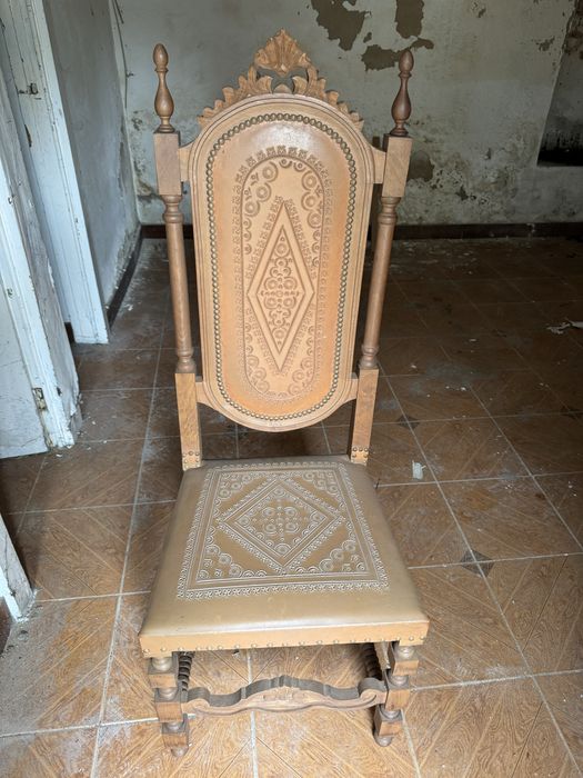 Cadeiras antigas em estado razoavel