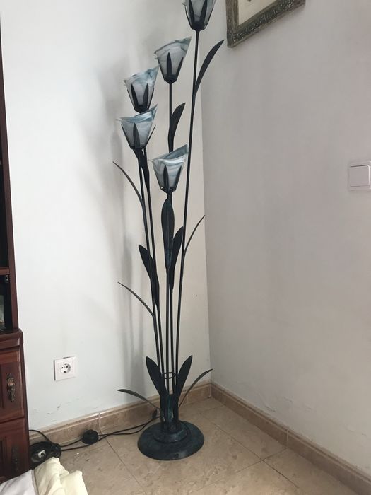 Candeeiro de pé em ferro e vidro