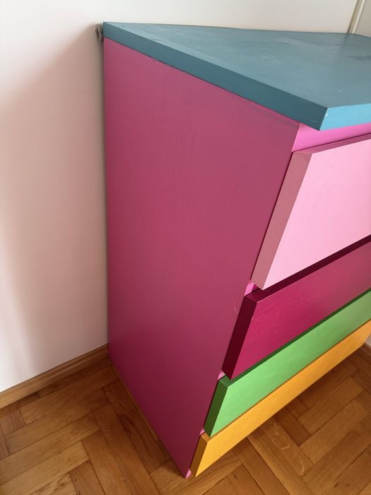 Cómoda do Ikea pintada às cores para quarto de criança
