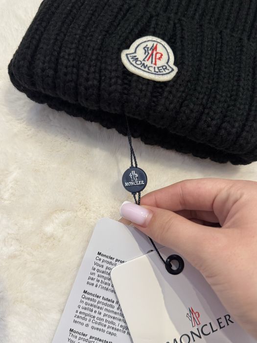Шапка moncler жіноча вʼязана з натуральним хутром