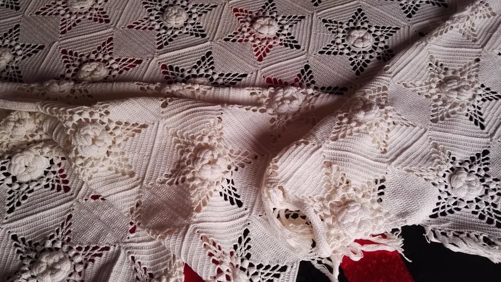 Colcha de renda feita à mão