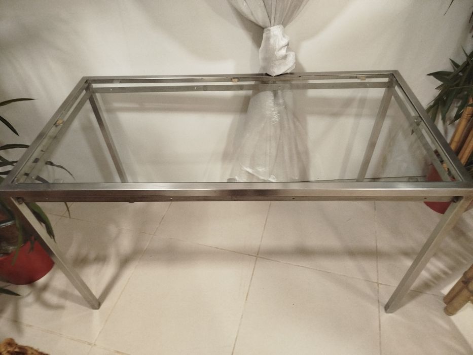 Mesa em inox com vidro.