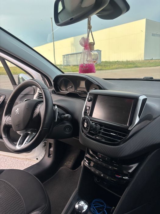 Продаю авто Peugeot 208 2016
