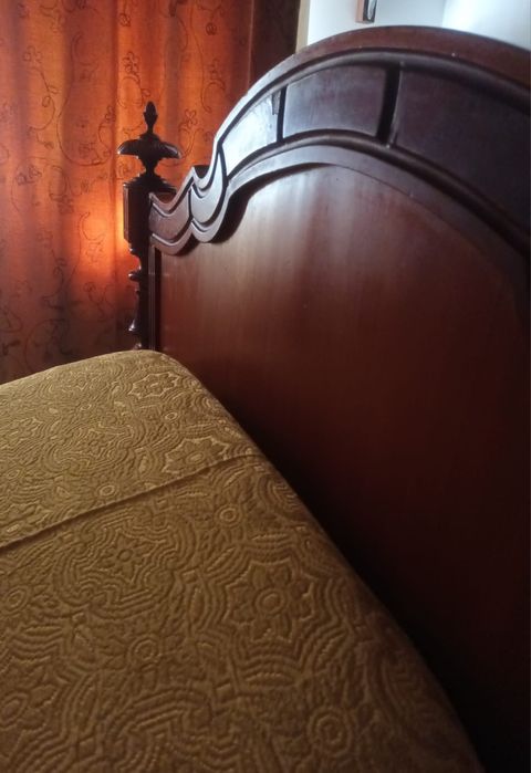 Cama com estrado e colchão