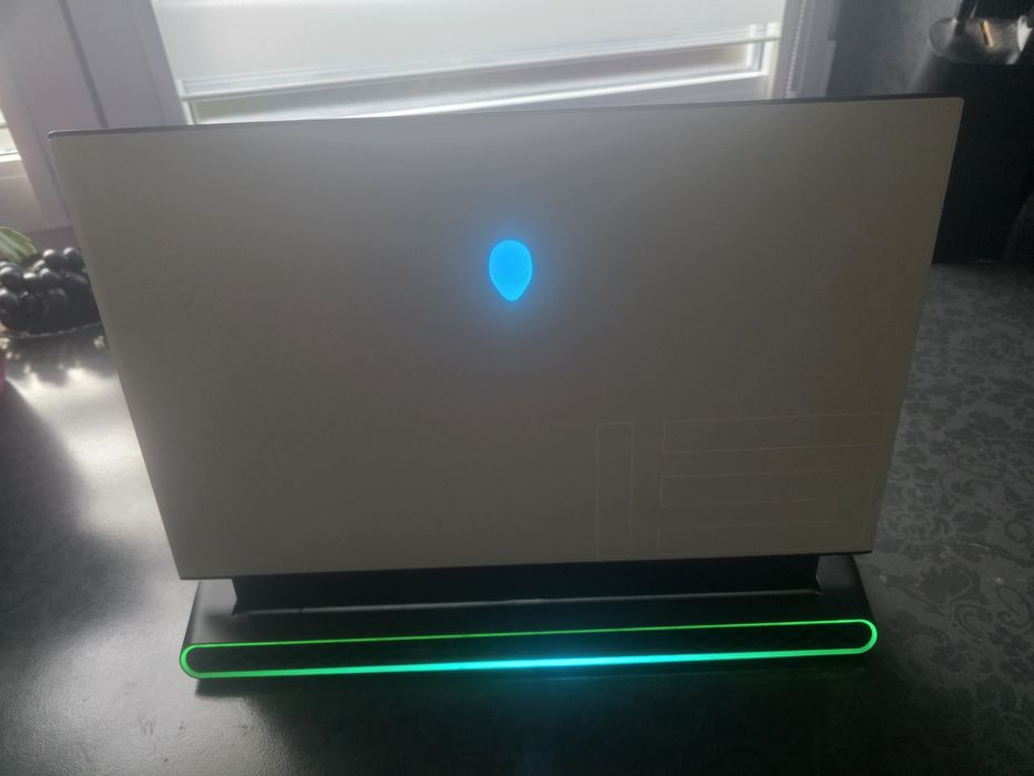 ekranem OLED 


---

Alienware m15 – klasa premium | i9-9880H | RTX 2