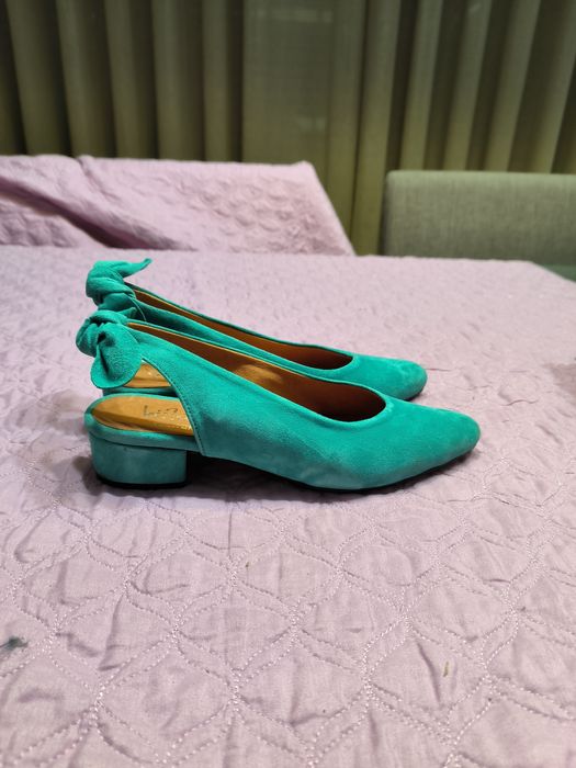 Sapatos com salto pequeno