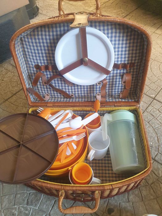 Cesto com utensílios de campismo64286246102658121