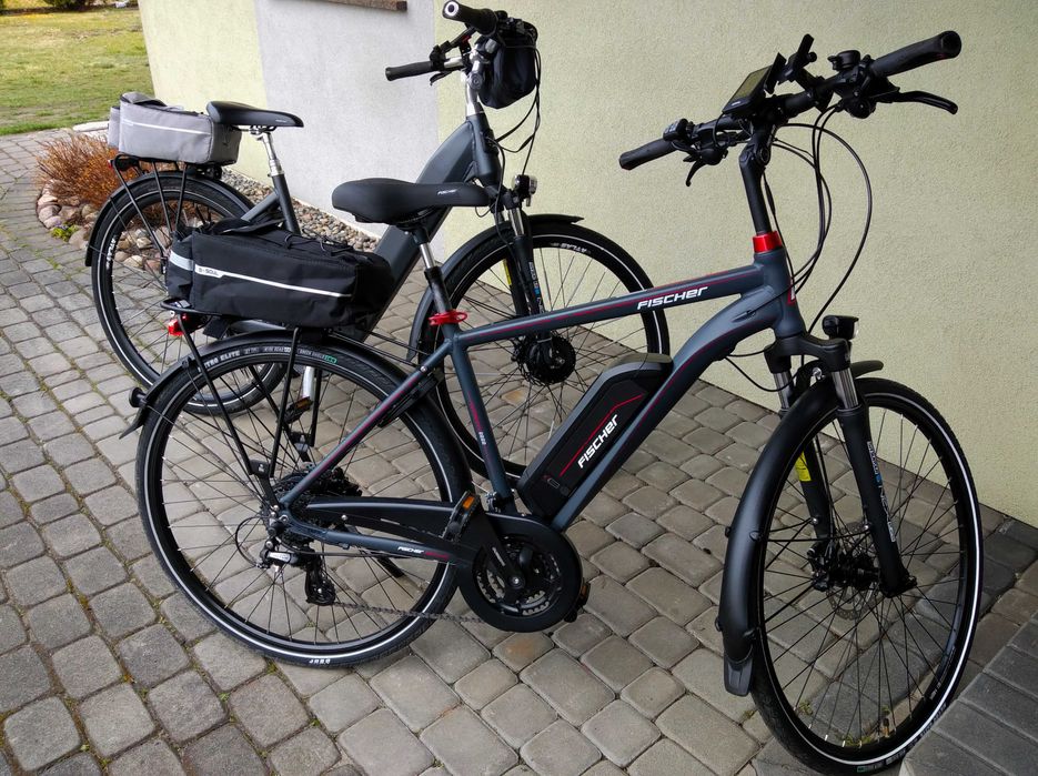 Dwa elektryczne rowery trekingowe