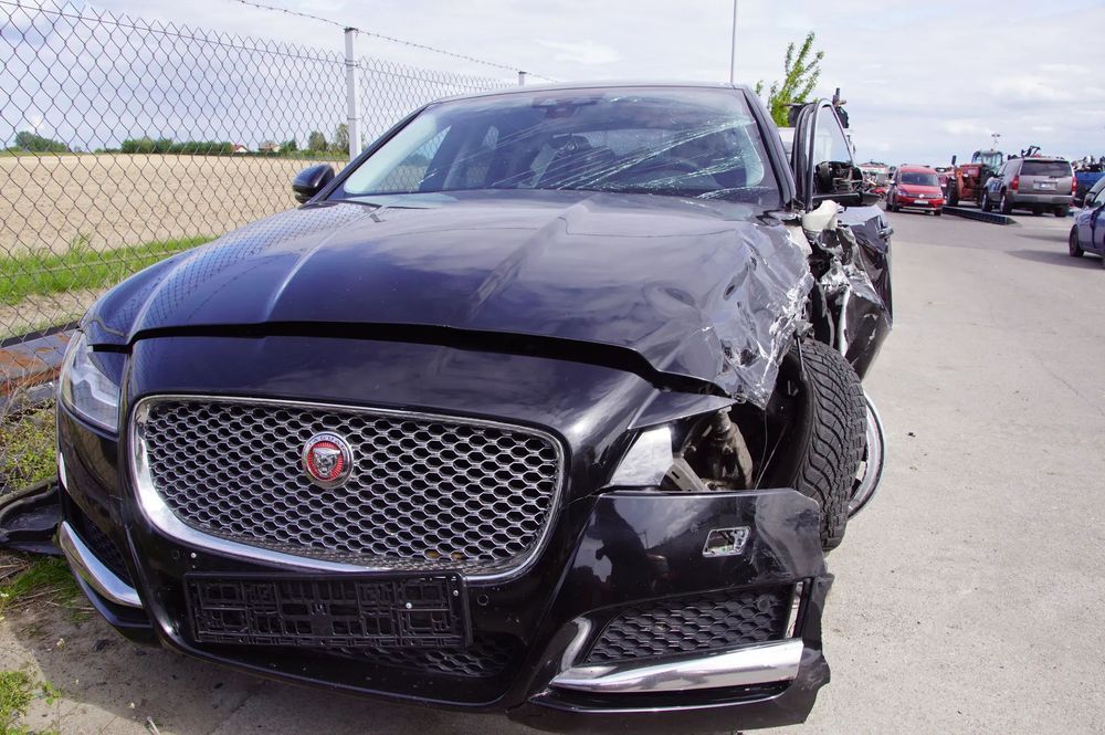 Auto na części 692106889 Jaguar XF X260 2017 2.0 d aj200 204DTA 180 km skrzynia ZF 8HP45 Santorini Black drzwi prawe błotnik lampa grill silnik skrzynia biegów klapa fotele lampy dpf  szyba lusterko deska wybierak pokrętło selektor skup aut