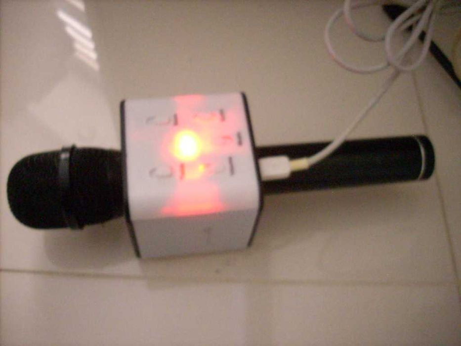 Karaoke mikrofon z głośnikami