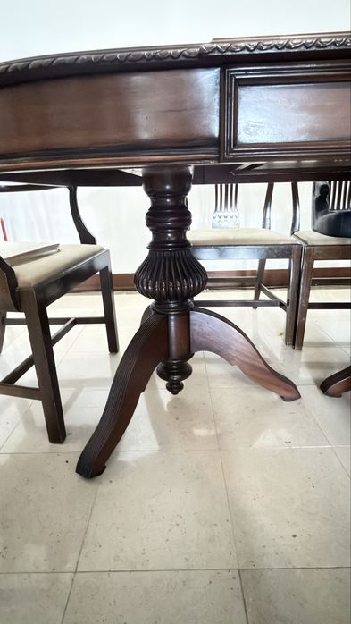 Mesa de jantar mogno