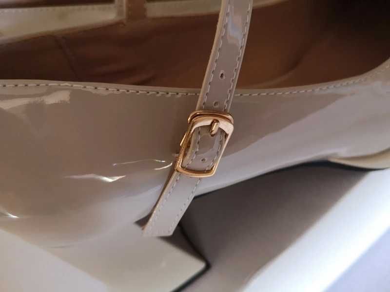 Sapatos senhora de salto largo