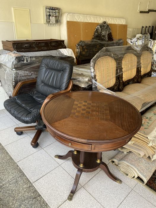 Mesa de jogo convertível c/ tampo de madeira maciça de mogno. Com tabuleiro de xadrez e damas e quatro gavetas.Pés em metalCadeirão em pele de bufalo.