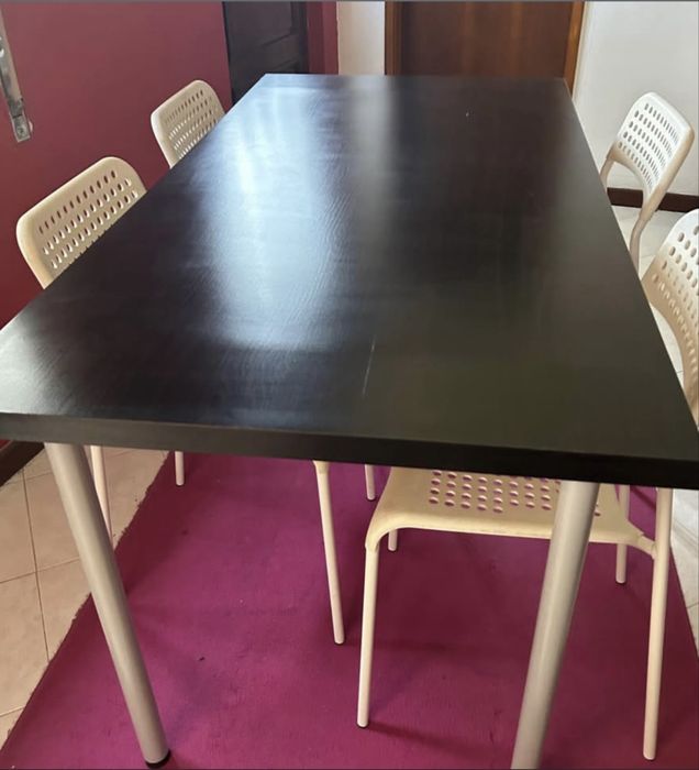 Mesa IKEA Vika Amon com 4 cadeiras