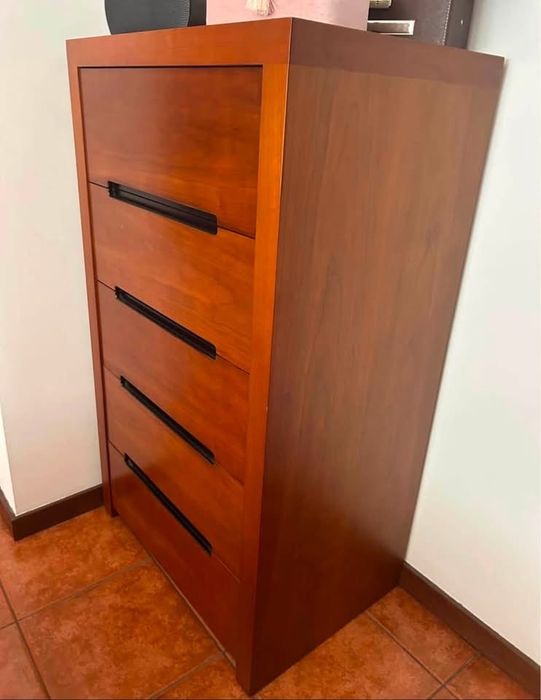 Quarto com mesa cabeceiira e comoda