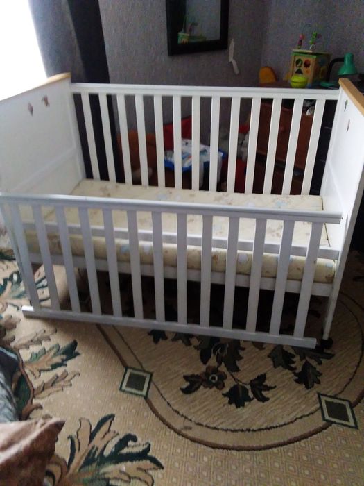 Велике дитяче ліжко.