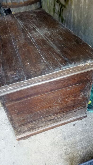 Caixas em madeira antigas e pipos