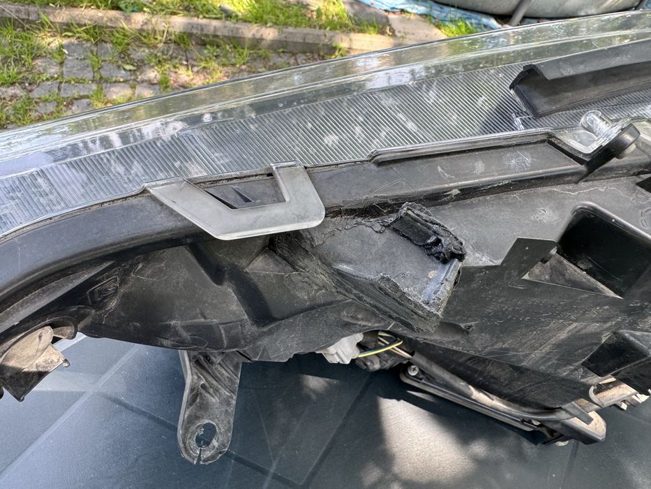 Фара Рав4 гибрид Европа 21 года