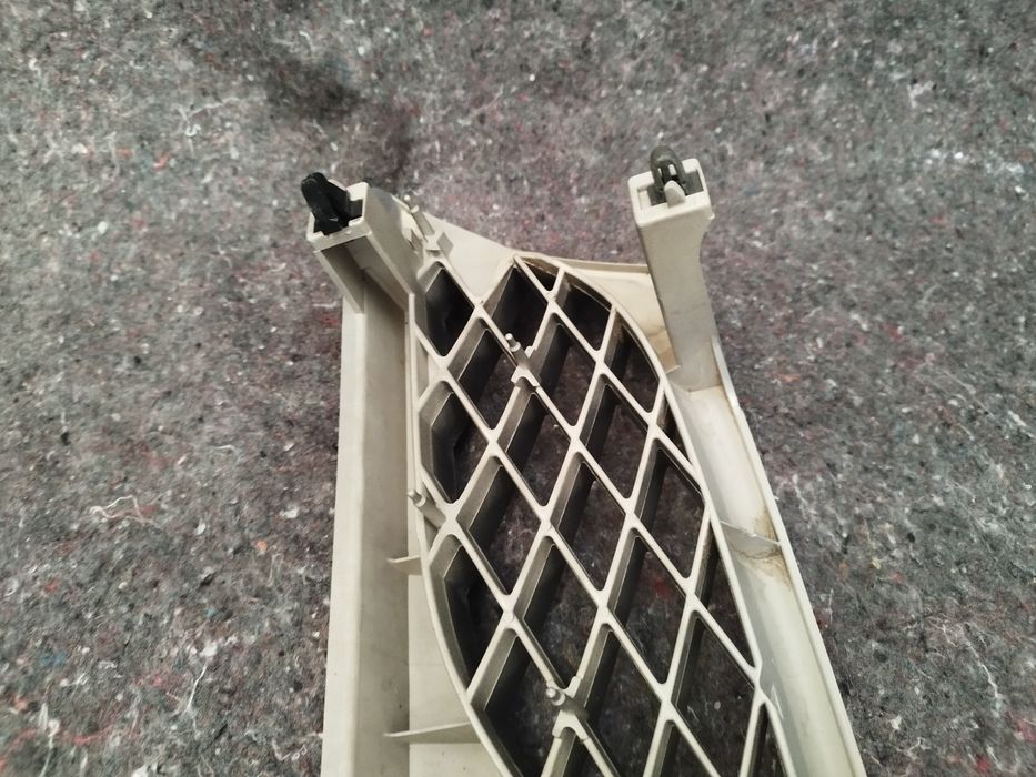 Grelha frontal Nissan Almera N15