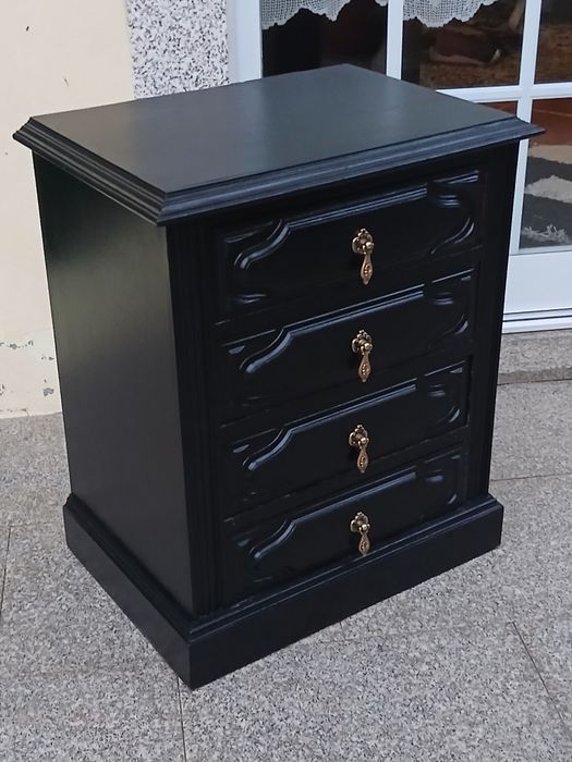 Vendo MESINHA de CABECEIRA com 4 gavetas em madeira MACIÇA como nova. Possibilidade de entrega