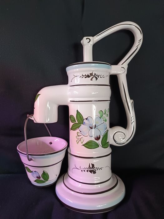 Ceramiczny hydrant, pompa na wodę, vintage.