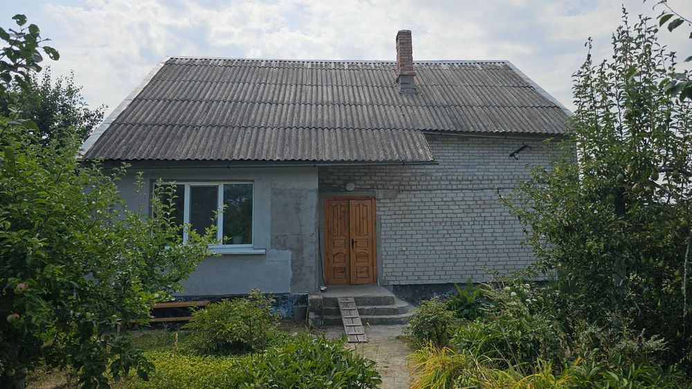 Міцний надійний будинок в тихому спокійному селі Є відеоогляд