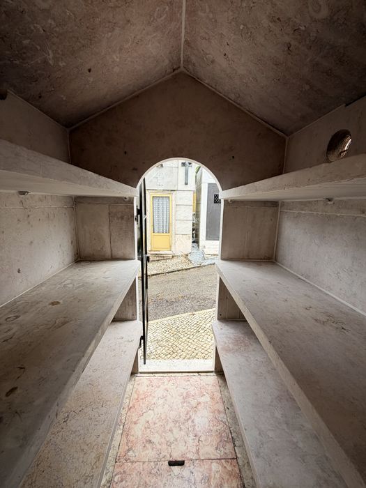 Jazigo Cemitério Alto de São João, 16 lugares