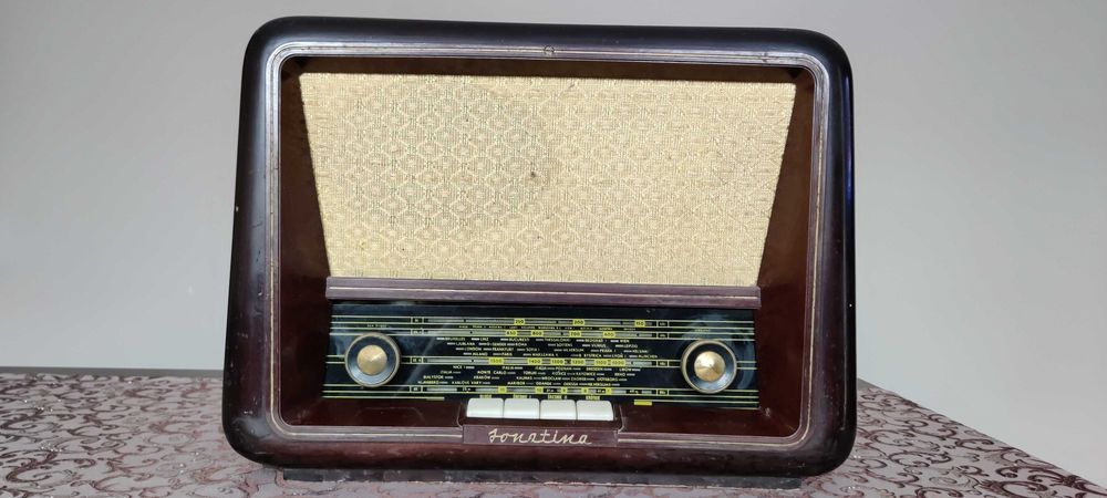 Kolekcja starych odbiorników radiowych
