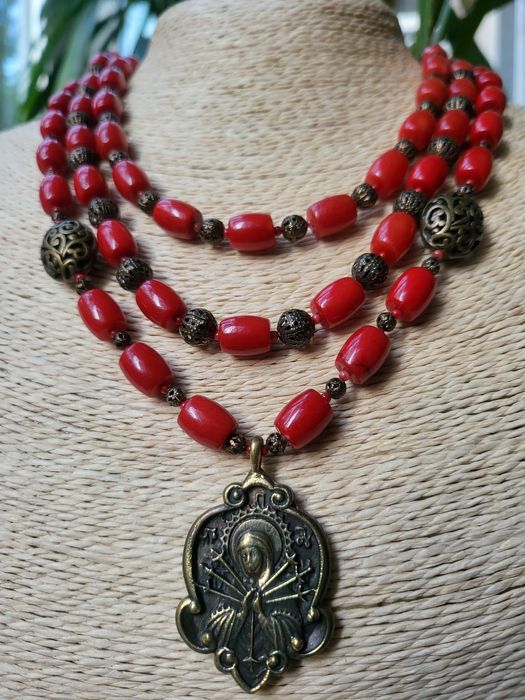 Авторське коралове кольє з бронзовою підвіскою "Богородиця"