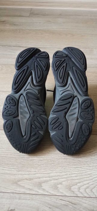 Кросівки Adidas Ozweego у чорному кольорі.