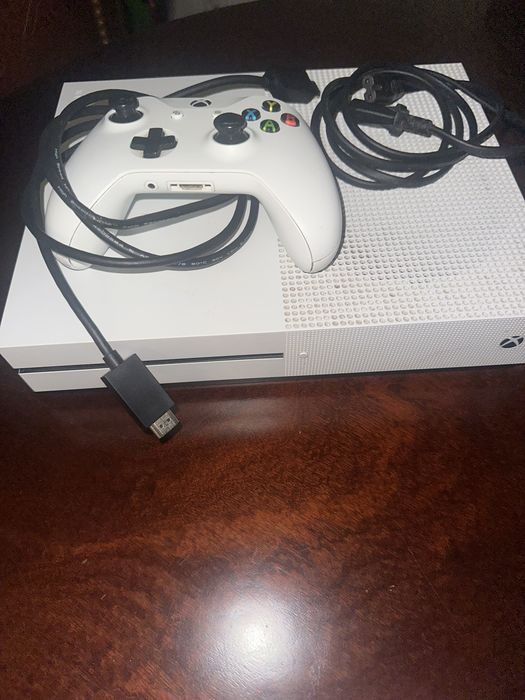 Xbox One S à venda! Em ótimo estado, funcionando perfeitamente. Acompanha controle e cabos. Preço imperdível! Chame no privado.