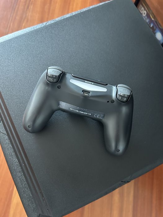 Ps4 Pro + comando preto (muito pouco usada)