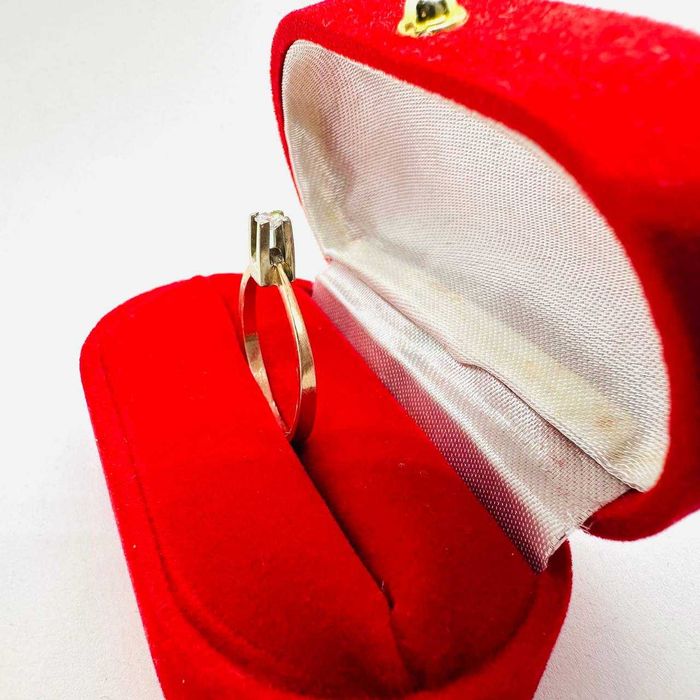 Золота каблучка з діамантом.