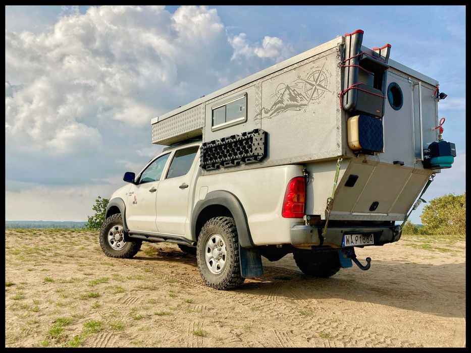 Zabudowa kamperowa na pickupa Toyota Hilux