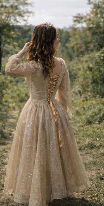Випускна сукня золотого коліру