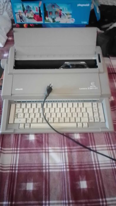 Máquina de escrever/ Typewritter Olivetti Lettera E 501 II