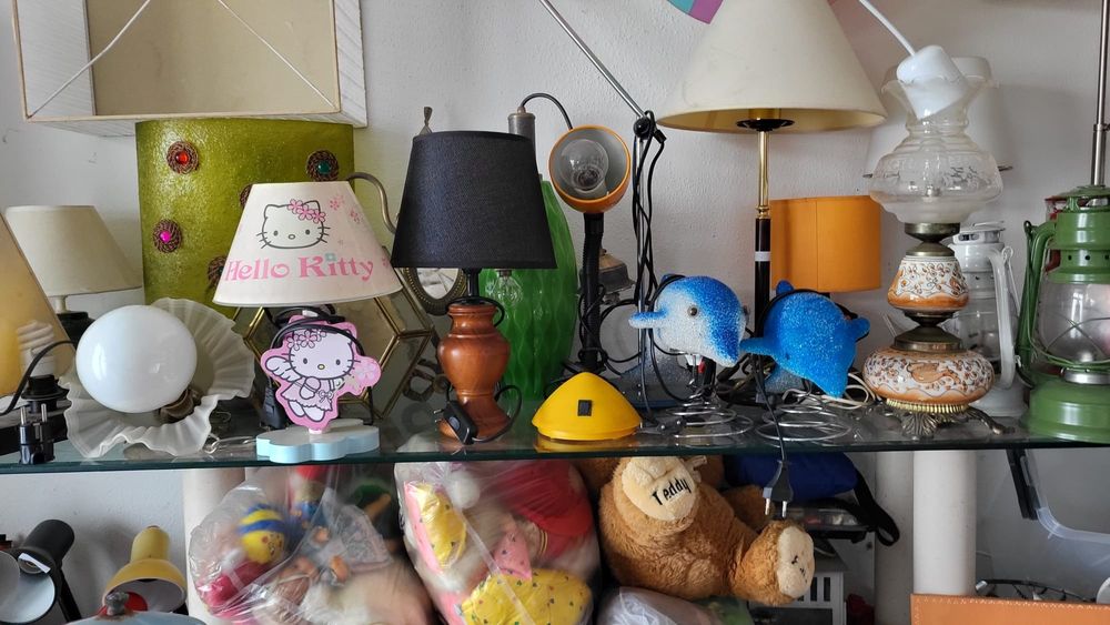Vários brinquedos e peluches para crianças