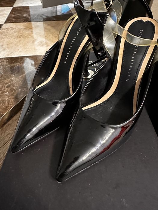 Босоніжки, туфлі на шпіоьці.