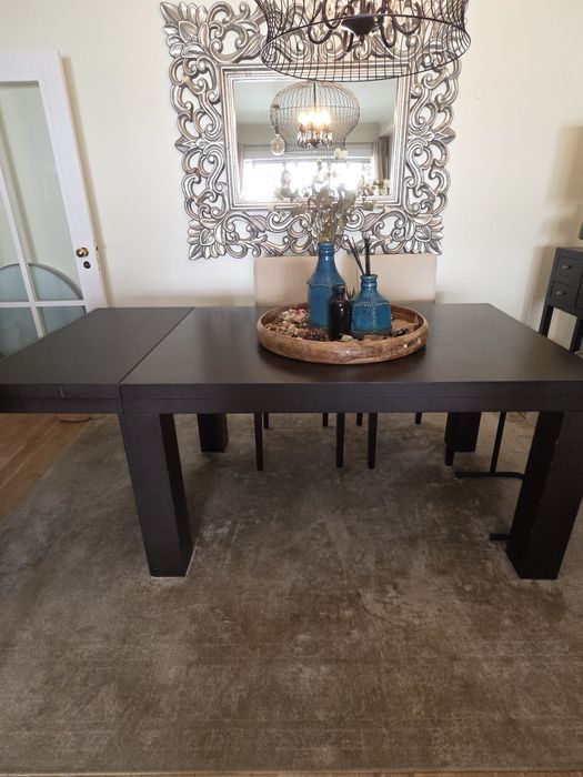 Mesa de madeira maciça extensível  e conjunto de 6 cadeirase 6 cadeiras