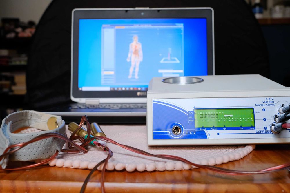 Stawianie baniek, Świecowanie uszu, Masaż olejkami,  Biorezonans.