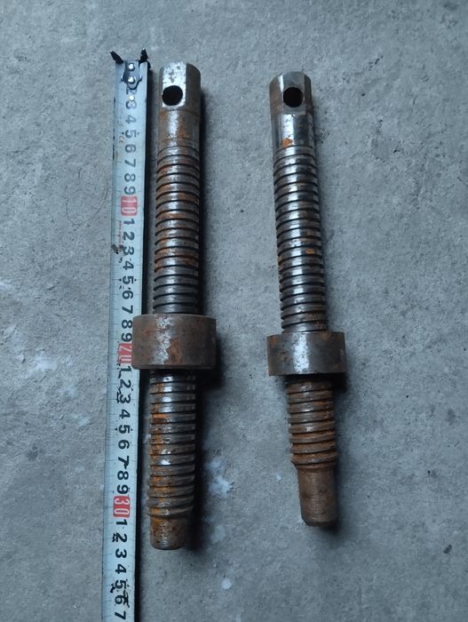 Гвинт, підходить для заміни на тисках