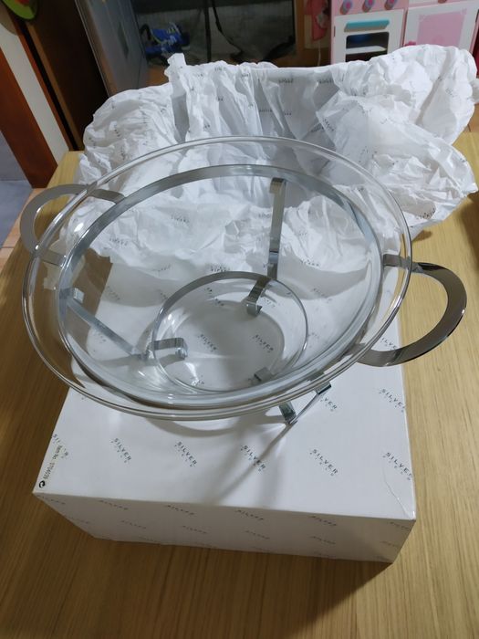 Travessas e saladeira com talheres de servir da Silver Field