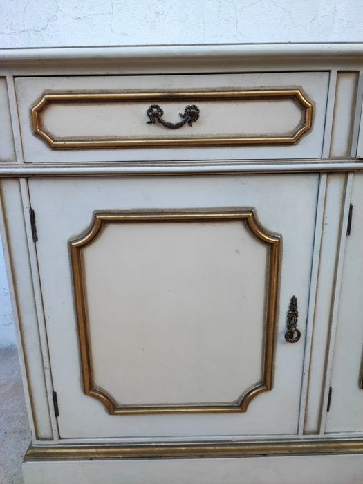 Móvel de sala feito e pintado a mão
