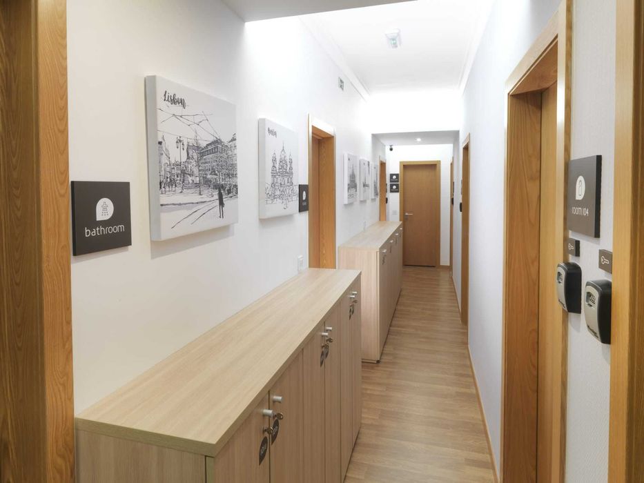 Armário de Arrumação em Madeira – Como Novo!