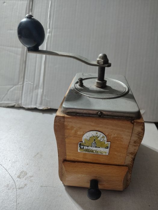 Drewniany młynek do kawy