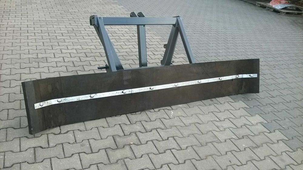 Zgarniacz obornika pług